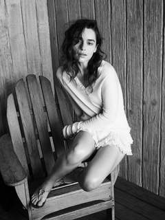 Emilia Clarke feet photo thumbnail