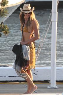 Elle Macpherson feet photo thumbnail