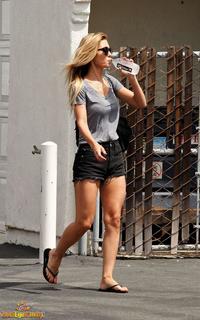 Audrina Patridge feet photo thumbnail