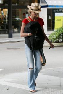 Elle Macpherson feet photo thumbnail