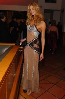 Elle Macpherson feet photo thumbnail
