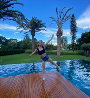 Larissa Manoela feet photo thumbnail