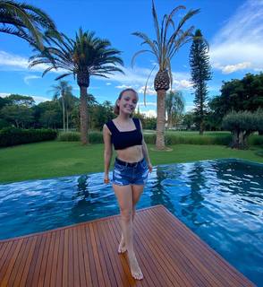 Larissa Manoela feet photo thumbnail