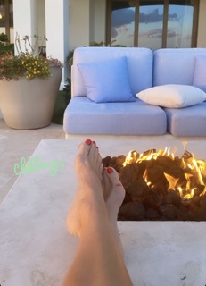 Molly Sims feet photo thumbnail