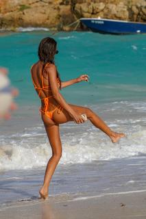 Izabel Goulart feet photo thumbnail