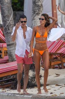 Izabel Goulart feet photo thumbnail