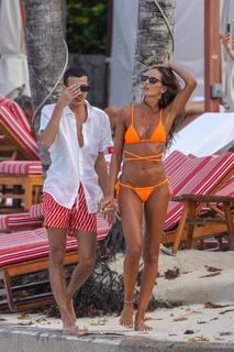 Izabel Goulart feet photo thumbnail