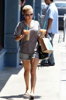 Hayden Panettiere feet photo thumbnail