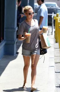 Hayden Panettiere feet photo thumbnail