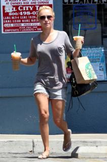 Hayden Panettiere feet photo thumbnail