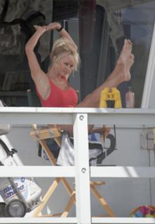 Pamela Anderson feet photo thumbnail