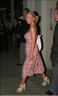 Jessica Simpson feet photo thumbnail