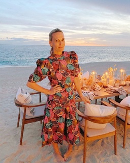 Molly Sims feet photo thumbnail