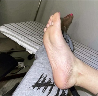 Victoria Waldrip feet photo thumbnail