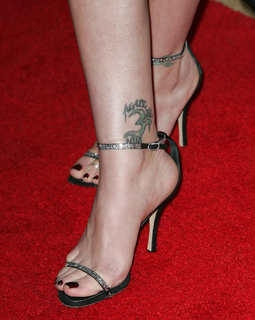 Christina Applegate feet photo thumbnail