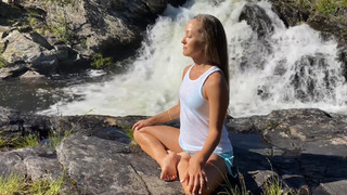 Kino MacGregor feet photo thumbnail