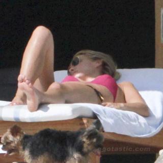 Molly Sims feet photo thumbnail