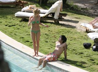 Ashlee Simpson feet photo thumbnail
