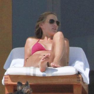 Molly Sims feet photo thumbnail