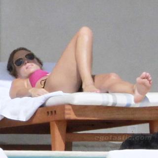 Molly Sims feet photo thumbnail