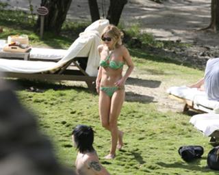 Ashlee Simpson feet photo thumbnail