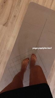 Duygu Özaslan feet photo thumbnail