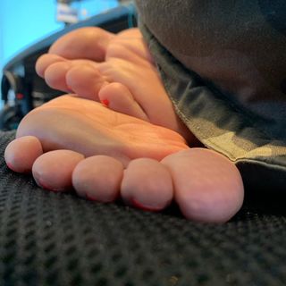 Kyle Unfug feet photo thumbnail