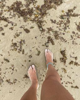 Isis Valverde feet photo thumbnail