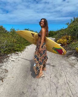 Isis Valverde feet photo thumbnail