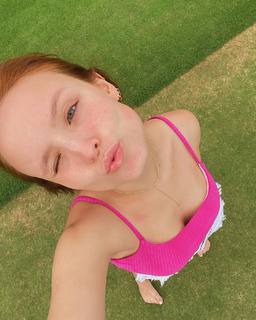 Larissa Manoela feet photo thumbnail