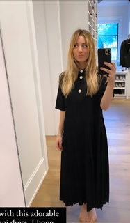 Kaley Cuoco feet photo thumbnail