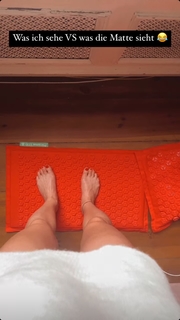 Lola Weippert feet photo thumbnail