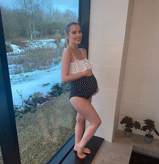 Helen Flanagan feet photo thumbnail