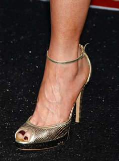 Gwen Stefani feet photo thumbnail