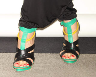 Gwen Stefani feet photo thumbnail