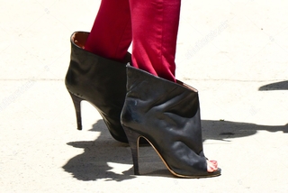 Gwen Stefani feet photo thumbnail