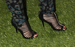 Gwen Stefani feet photo thumbnail