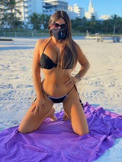 Claudia Romani feet photo thumbnail
