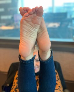Kyle Unfug feet photo thumbnail
