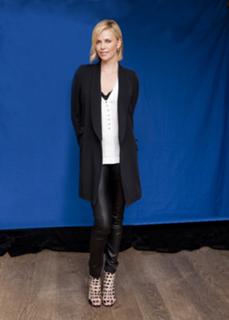Charlize Theron feet photo thumbnail