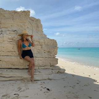 Christie Brinkley feet photo thumbnail