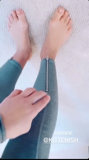 Jessie James Decker feet photo thumbnail