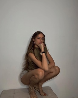 Xenia Tchoumitcheva feet photo thumbnail