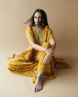Sonakshi Sinha feet photo thumbnail