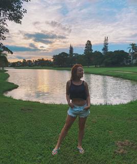 Larissa Manoela feet photo thumbnail