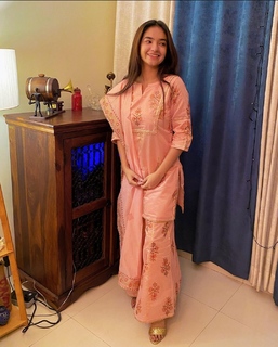 Anushka Sen feet photo thumbnail