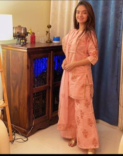 Anushka Sen feet photo thumbnail