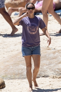 Natalie Portman feet photo thumbnail