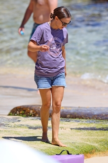 Natalie Portman feet photo thumbnail