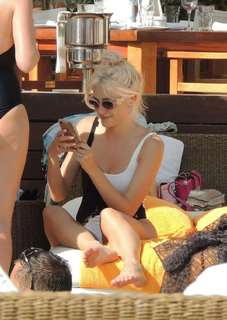 Pixie Lott feet photo thumbnail